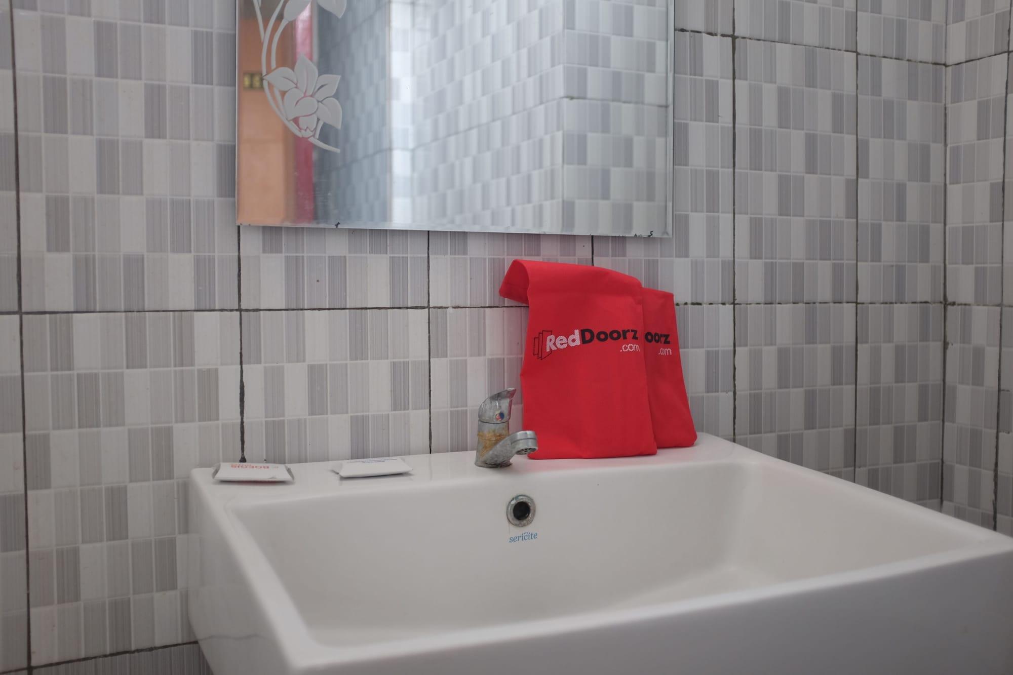 RedDoorz Plus near Senen Dżakarta Zewnętrze zdjęcie
