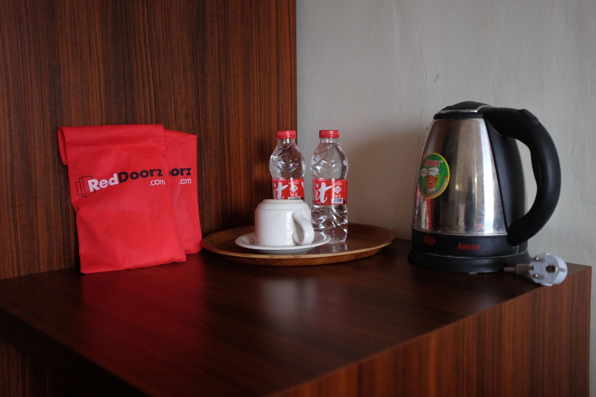 RedDoorz Plus near Senen Dżakarta Zewnętrze zdjęcie